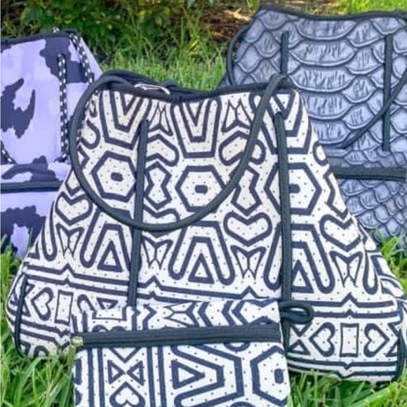 Neoprene Aztec Beach Tote Black & Cream - Picture 3 of 5